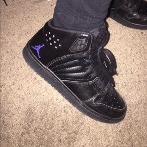 black & blue mid Jordan’s size 7.5